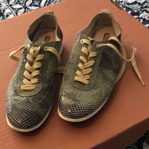 Beautiful pikolinos tie shoes